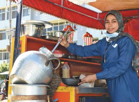 مصر : آية.. من عربة الفول نهاراً إلى الهندسة ليلاً